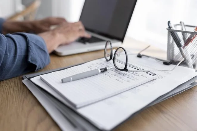 Transliteración Precisa y Formato de Fechas