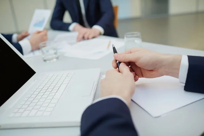 Por Qué las Industrias Reguladas Requieren una Back to Black Traducción